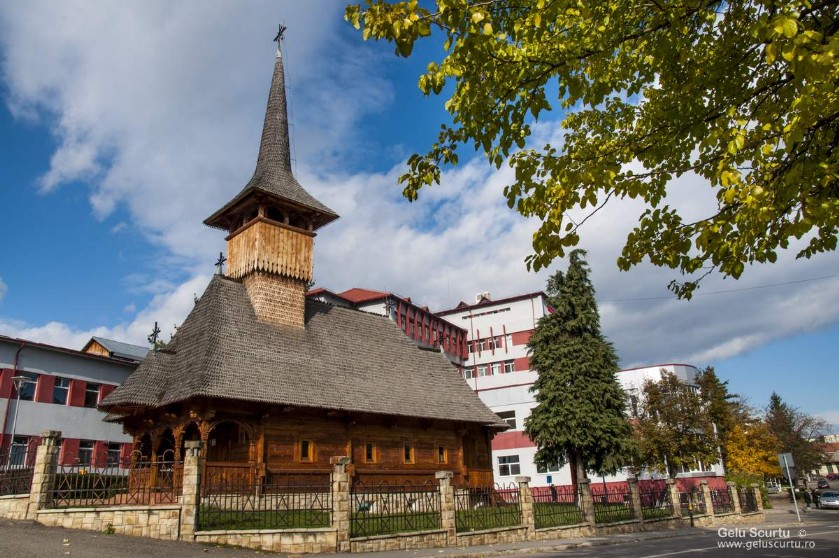 Biserica de lemn în stil maramureșean „Sf. Pantelimon” Biserica de lemn în stil maramureșean „Sf. Pantelimon”