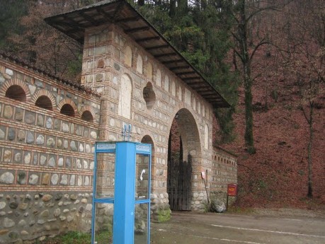Intrare Manastire Tismana