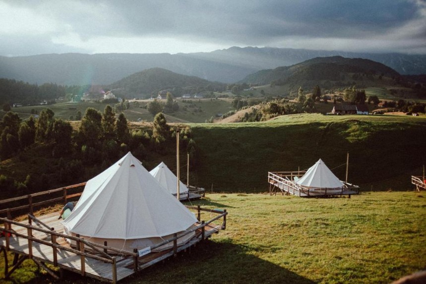 Ursa Mica Glamping Resort